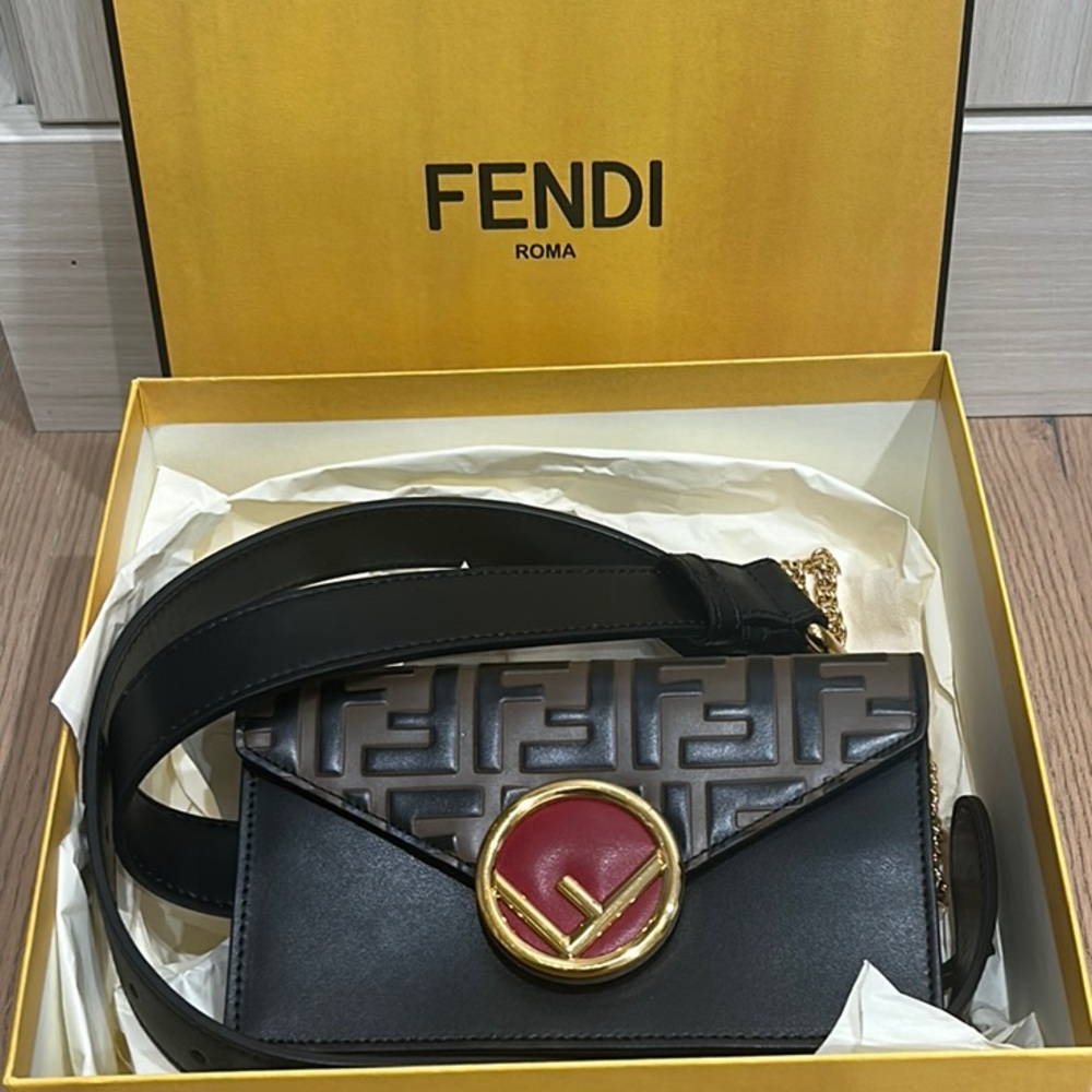 🎉🎉🎉🎉. SOLD 🎉🎉🎉Fendi Leather Belt Bag